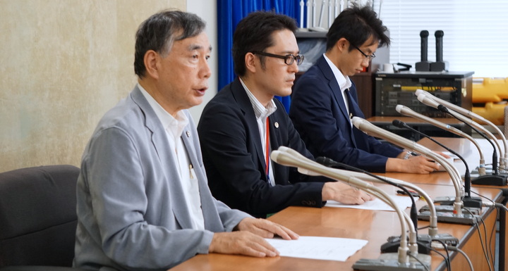 会見した川人弁護士ら