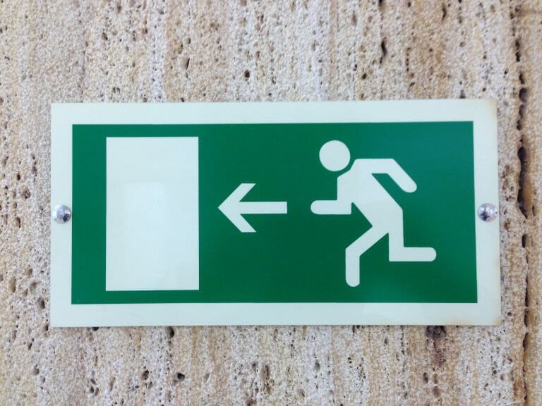 非常口やトイレのマーク、道路標識など、日常でピクトグラムを目にしない日はないと言っていいほど、私たちの身の回りにピクトグラムは溢れています。