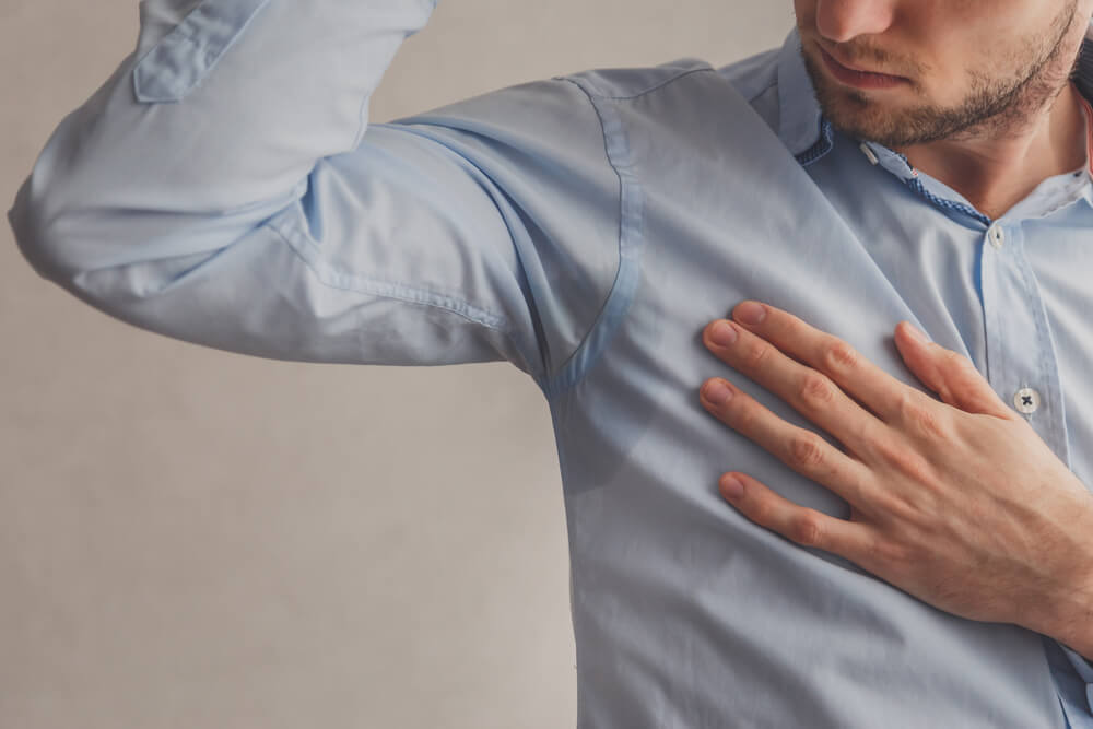 脇汗にニオイが気になる男性