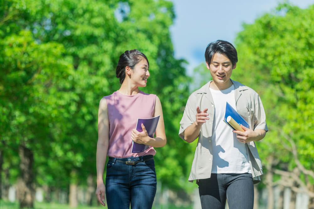 歩きながら話をする男女