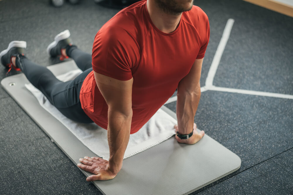 腹筋のストレッチをする男性