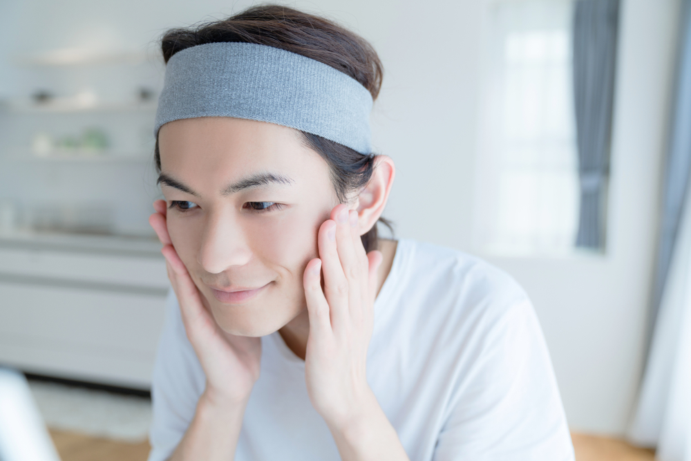 メンズコスメでスキンケアをする男性