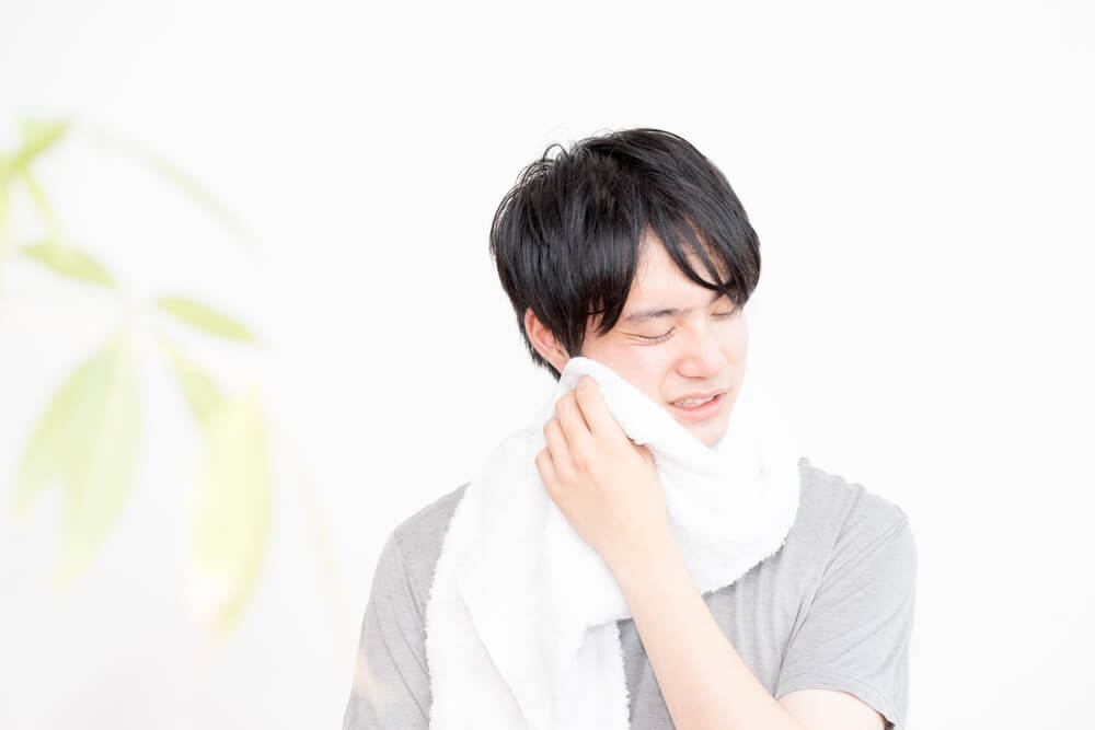 汗を拭く男性