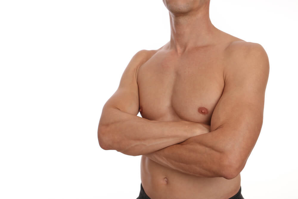 上半身のムダ毛を処理した男性