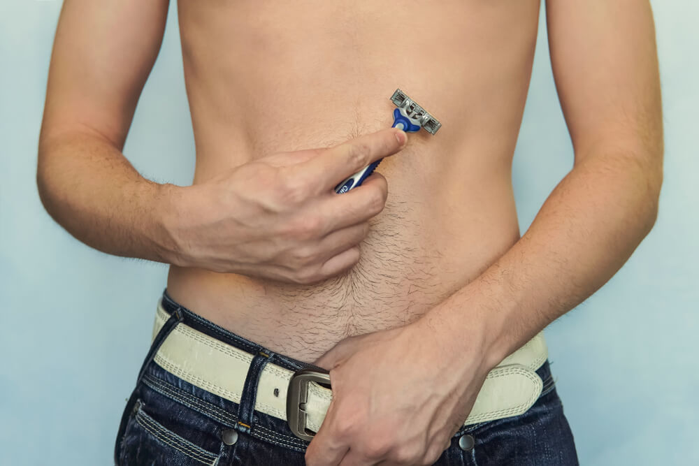 腹毛を剃る男性
