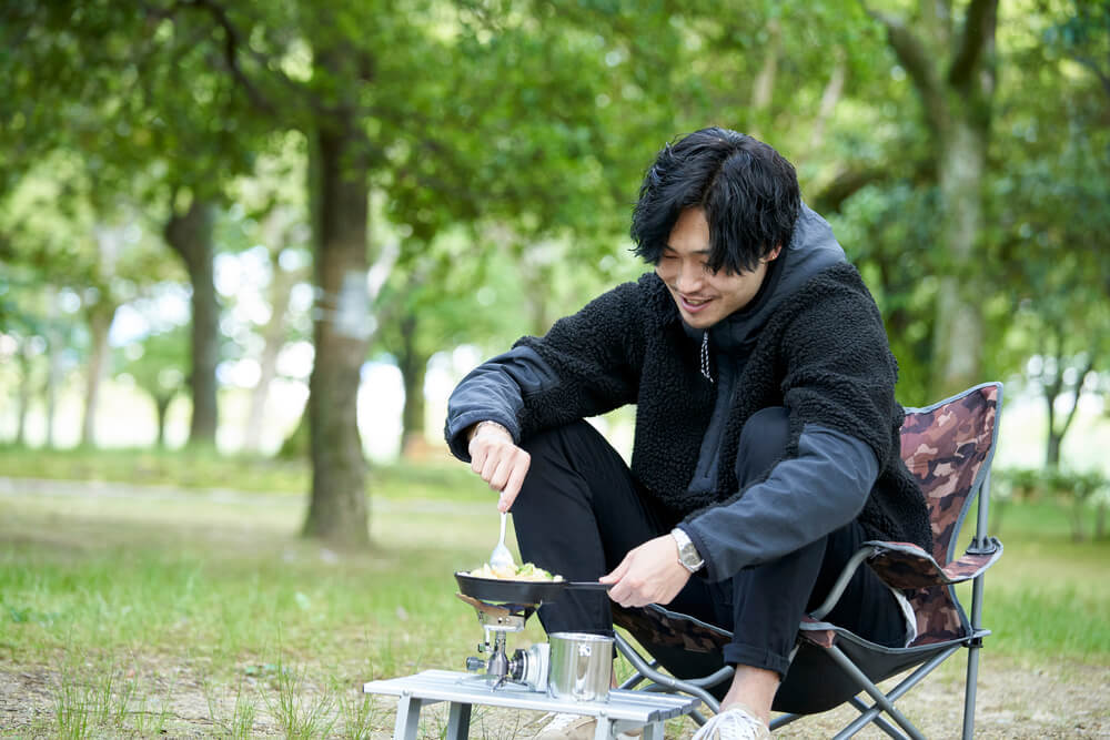 ソロキャンプを楽しむ男性