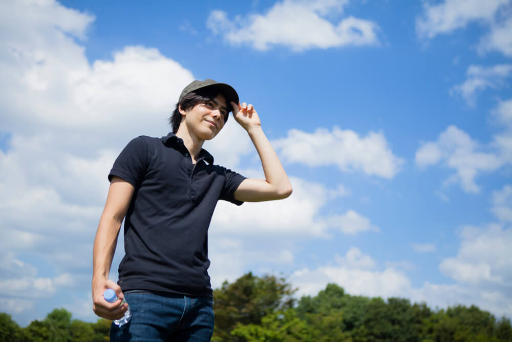アウトドアの趣味を楽しむ男性