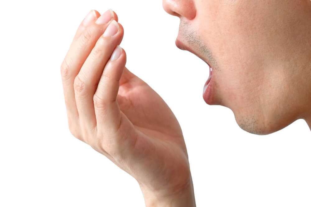 口臭を確認する男性