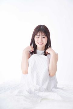 座る小川優衣ちゃん