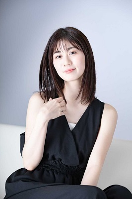 黒い服を着る小川優衣ちゃん