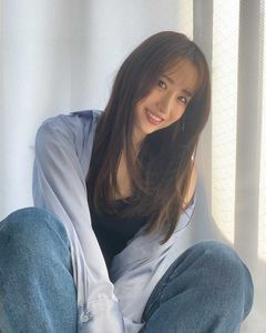 座る岩井ひかるちゃん
