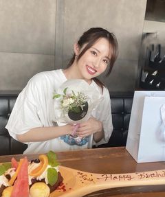お花を持つ岩井ひかるちゃん