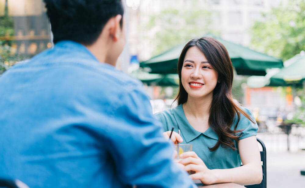 カフェで話をする男女