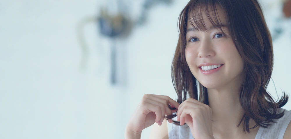 髪の毛を触る女性