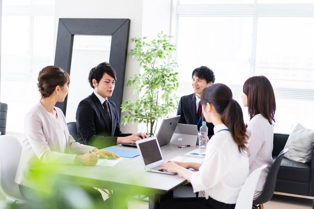 オフィスで会話する男女