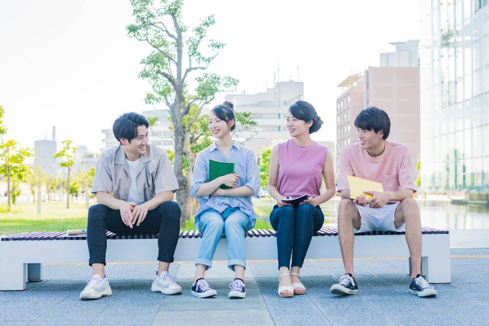 ベンチで会話する男女
