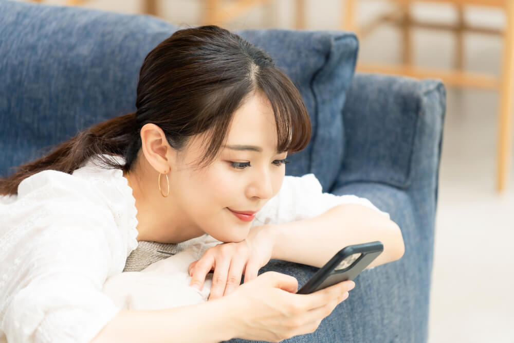 スマートフォンを見る女性