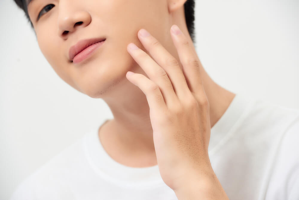 滑らかな肌を触る男性