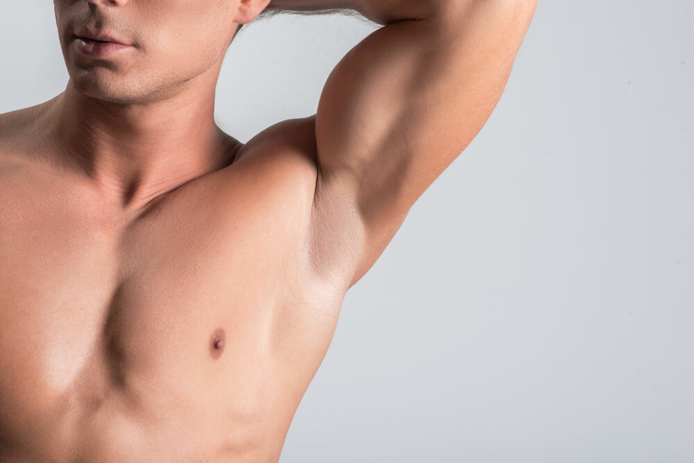 肌がつるつるの男性