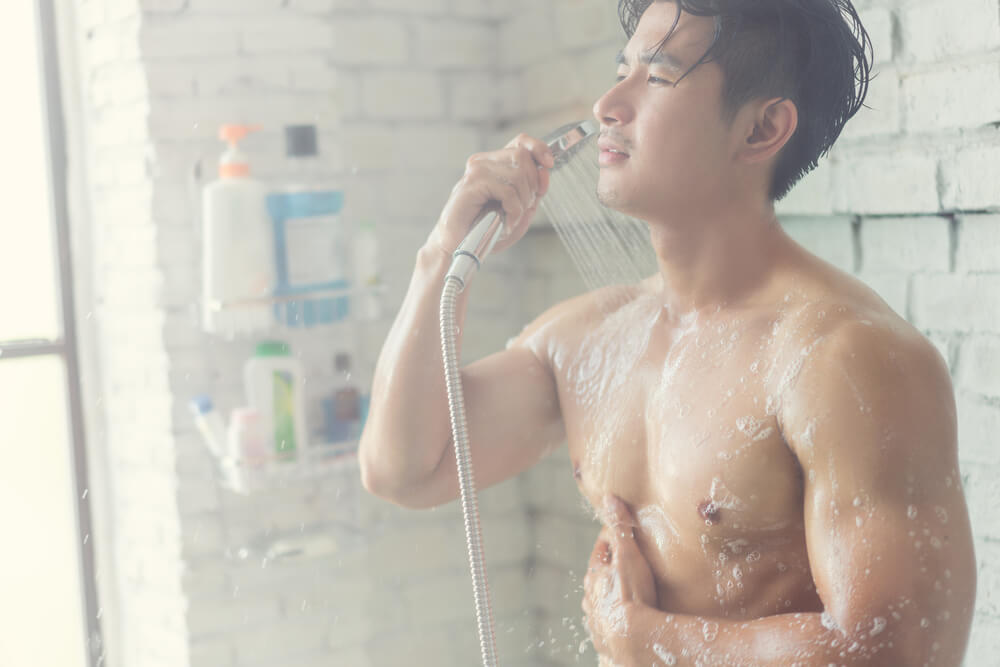 シャワーを浴びる男性