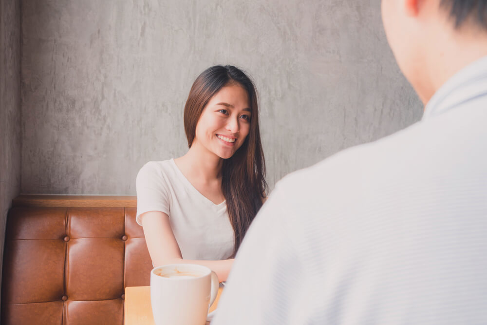カフェで会話を楽しむカップル