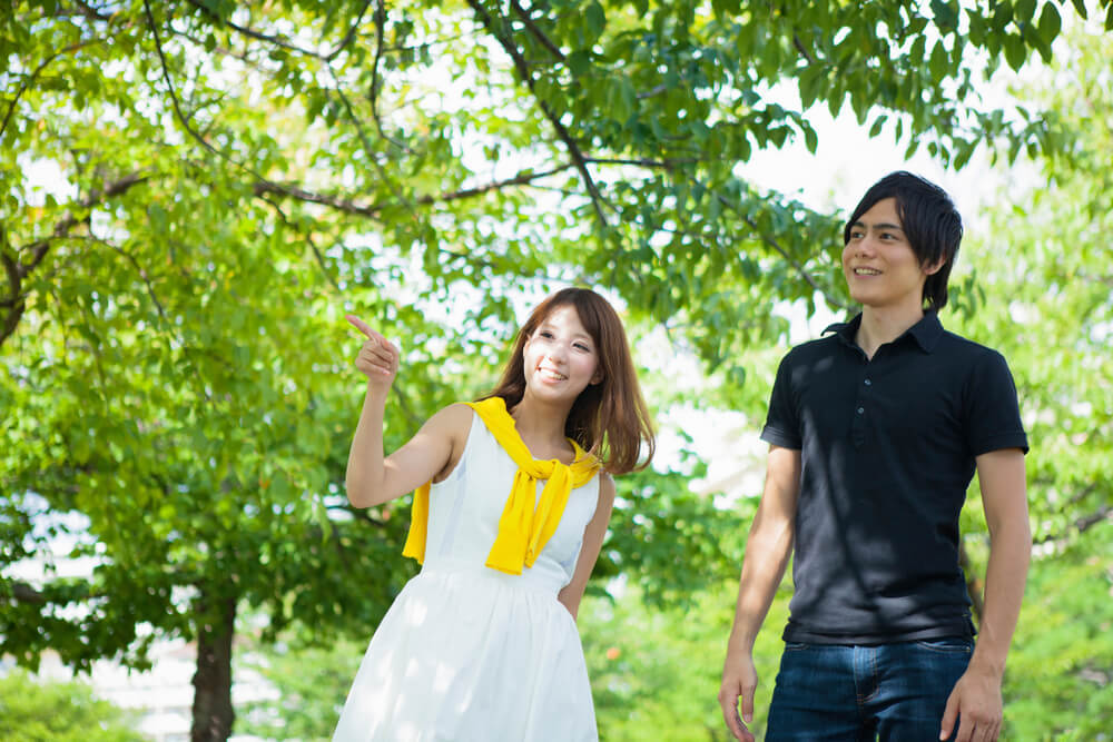 公園で散歩する男女