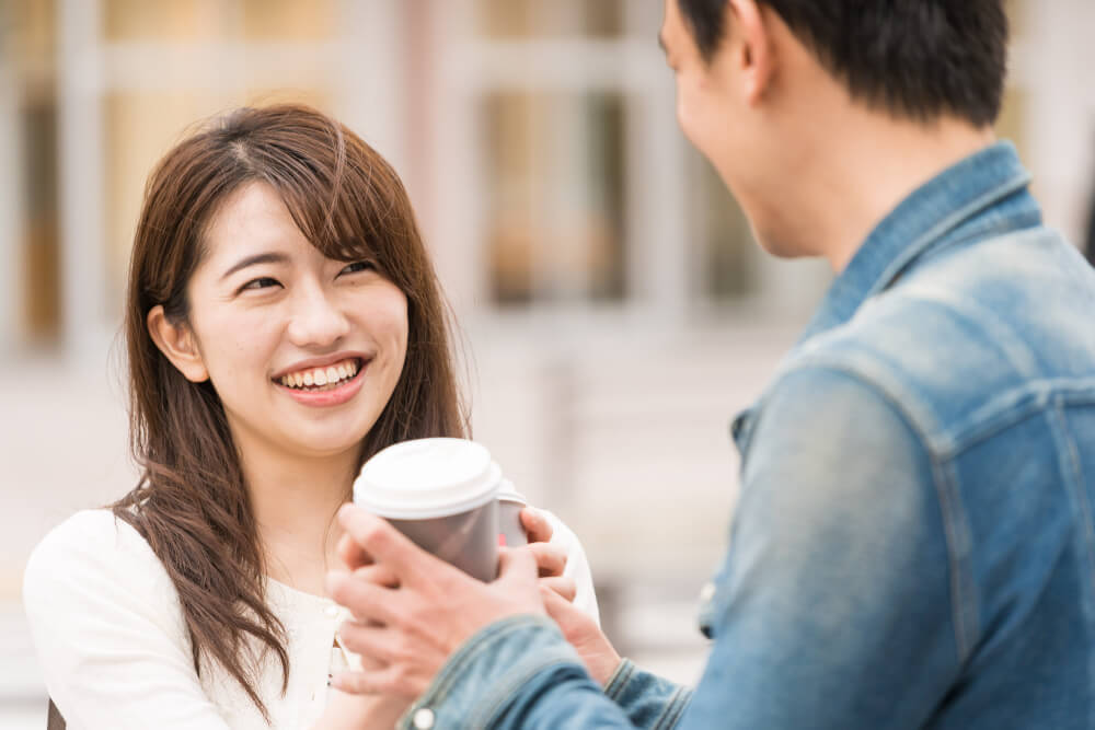 笑顔で会話する男女