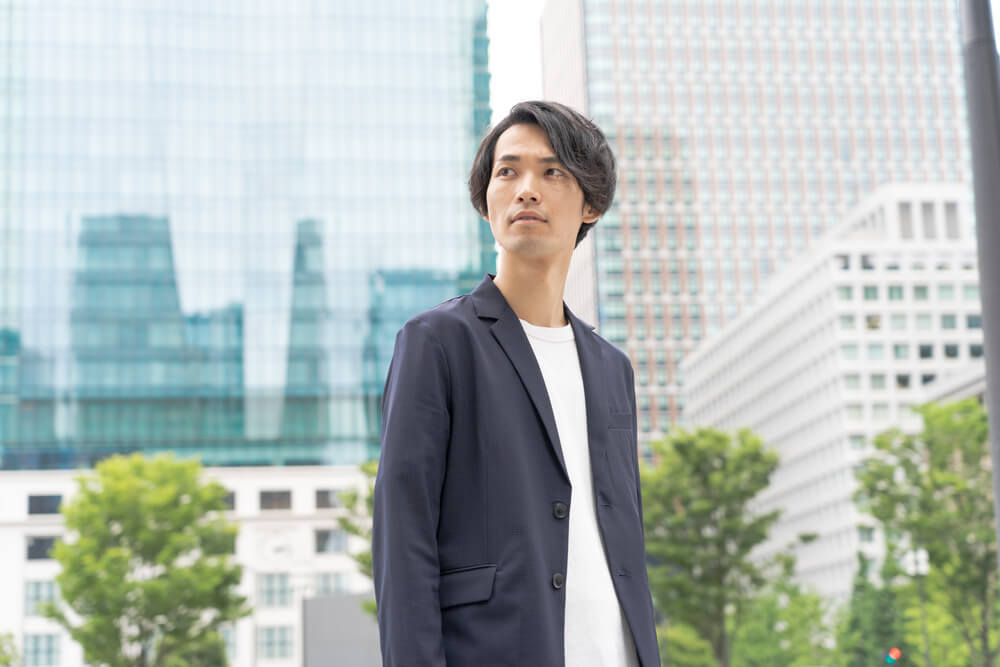 ジャケットを着た男性