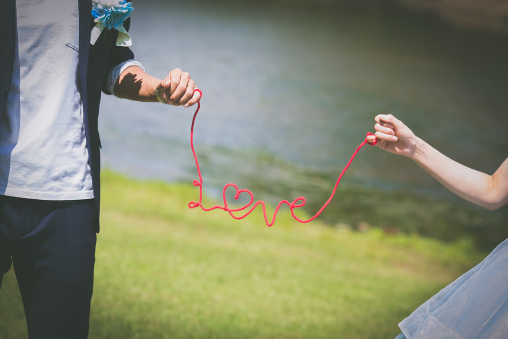 LOVEのひもを持ったカップル