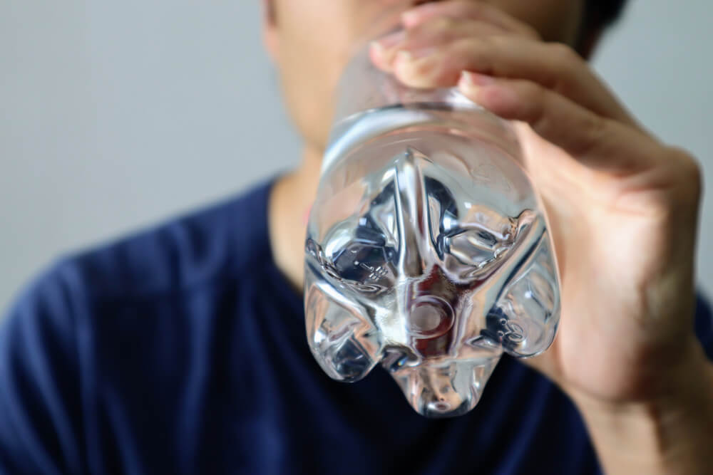 水を飲む男性