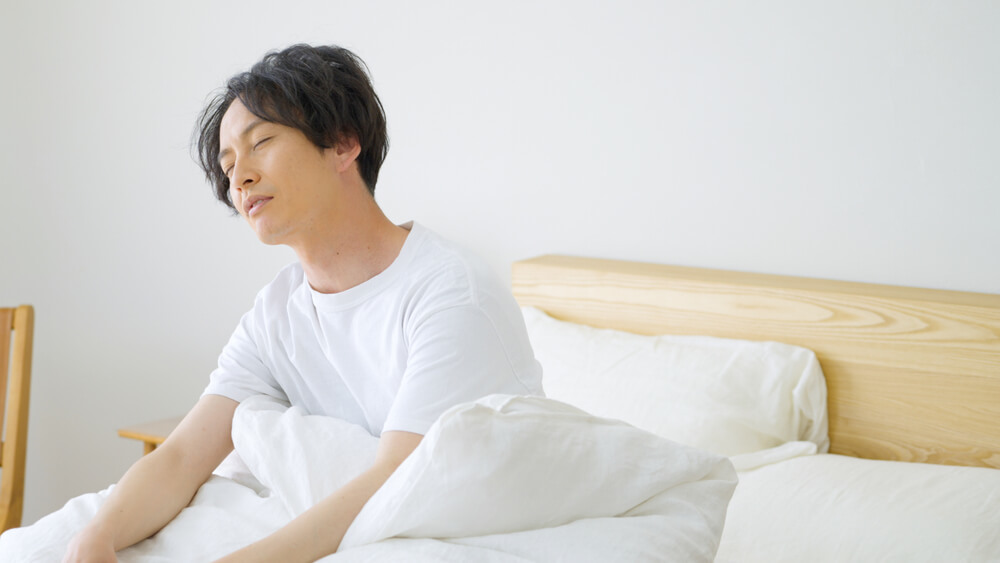 寝不足で疲れている男性