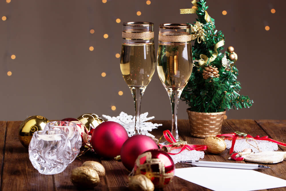シャンパングラスとクリスマスの飾り
