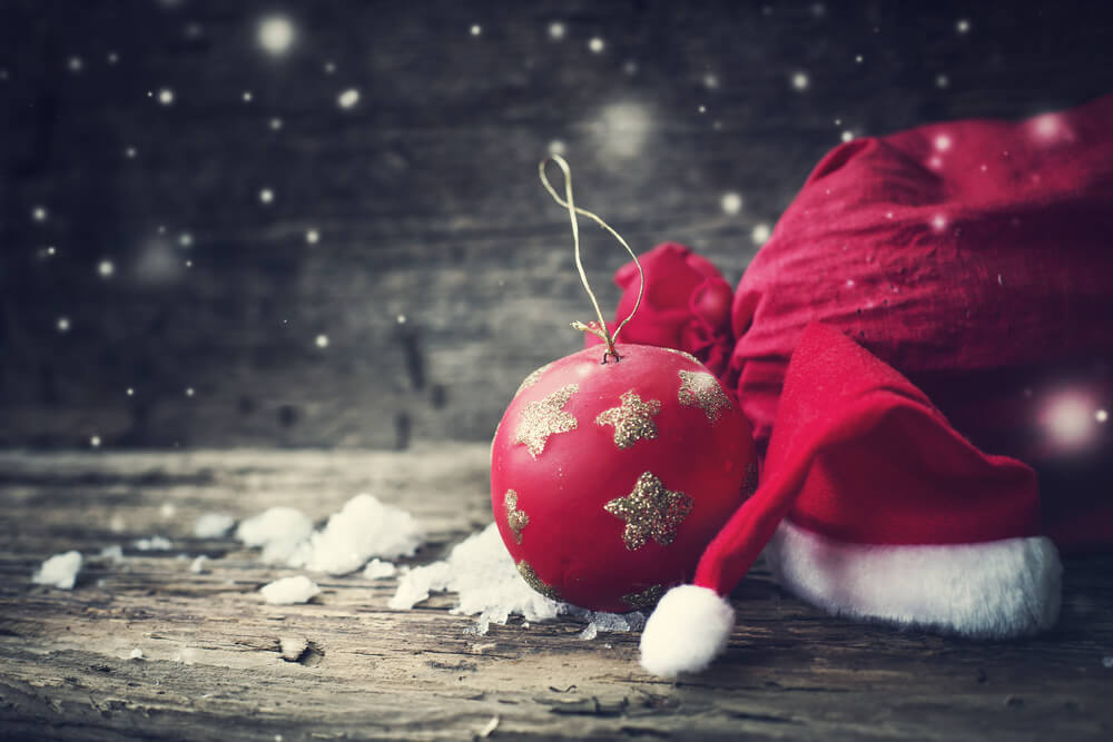 クリスマスのオーナメントと帽子