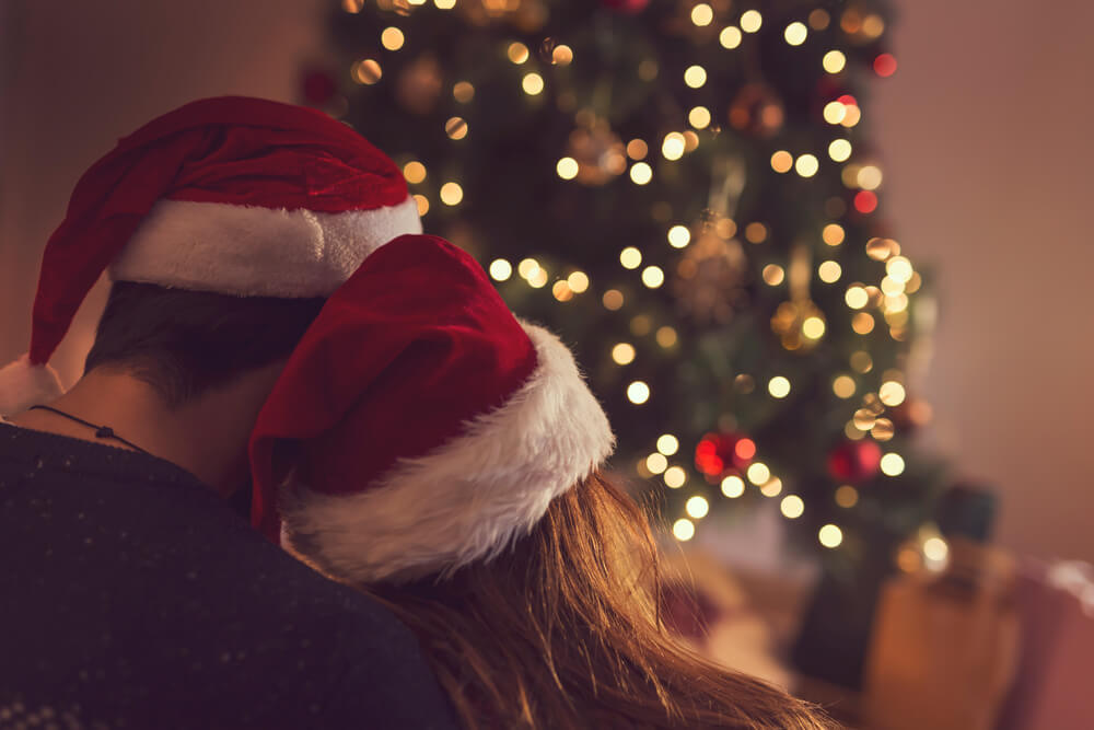 クリスマスを過ごすカップル