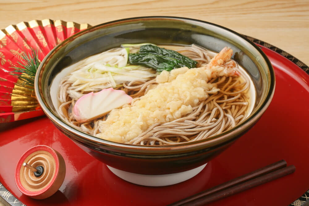 赤いお盆にのせたそば