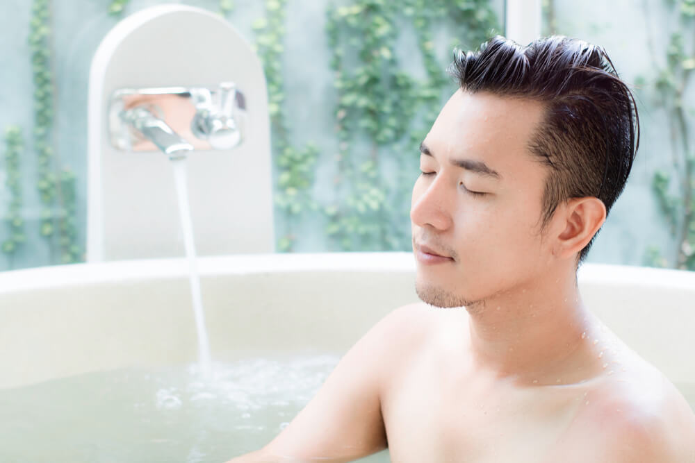 バスタブに浸かる男性