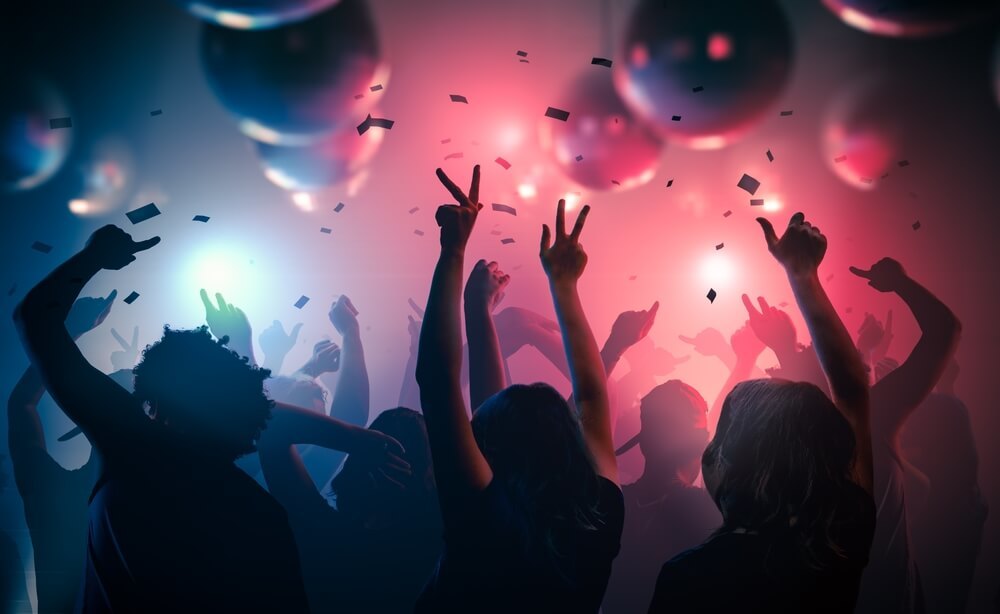 クラブで踊る人々