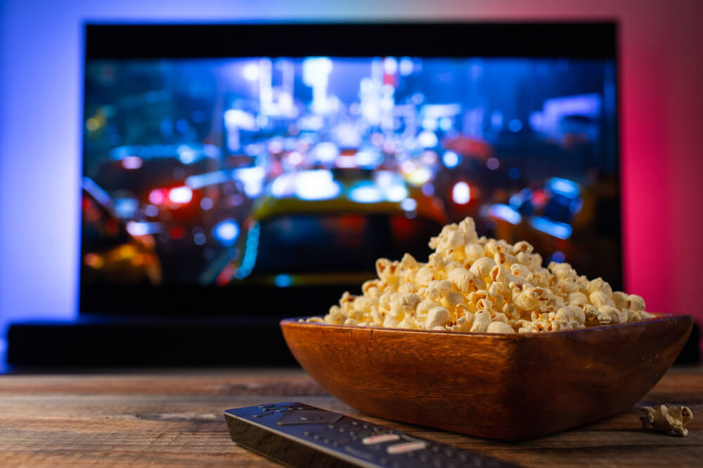 映画が映るテレビとポップコーン