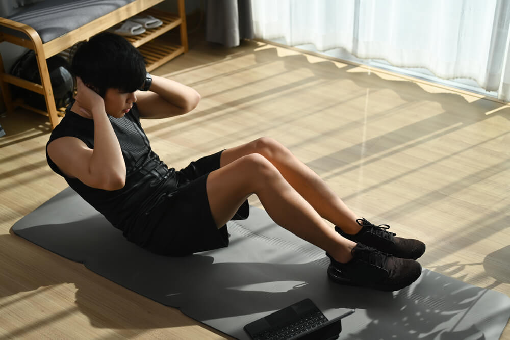 筋トレをする男性