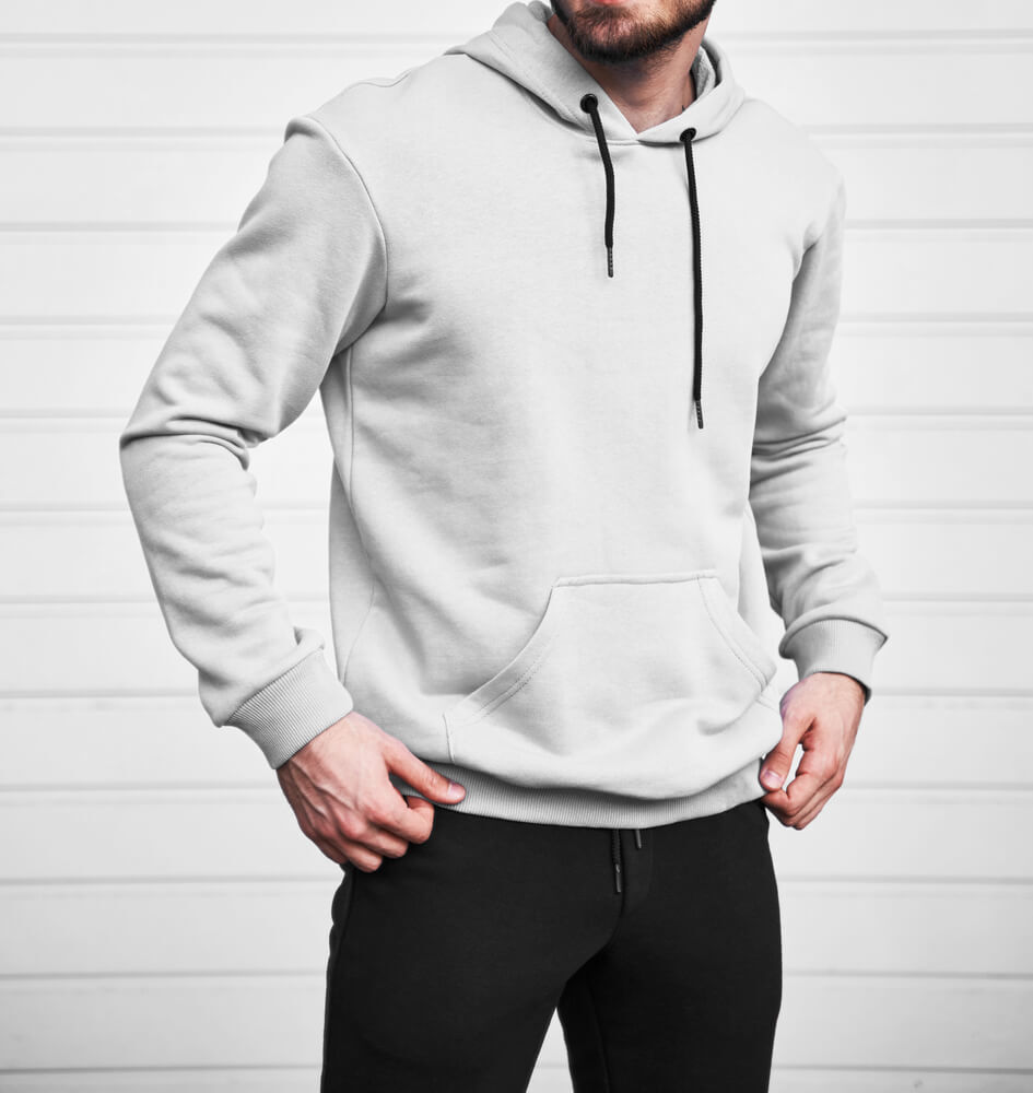スエットのセットアップを着ている男性