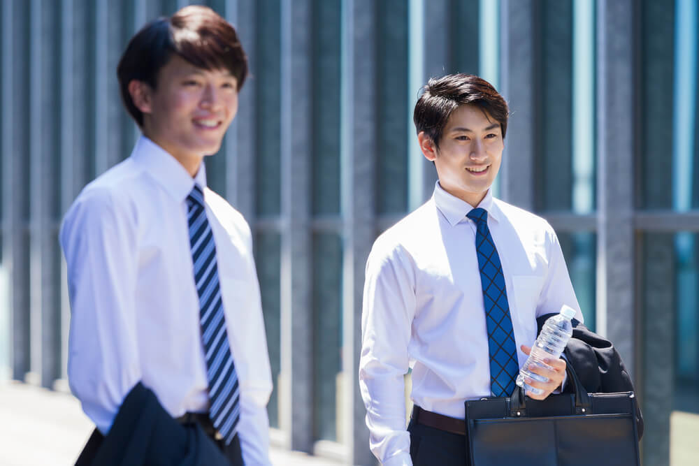 スーツを着た男性二人