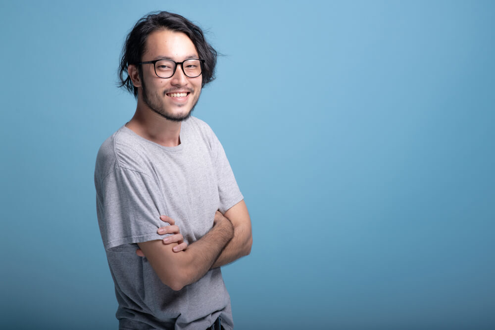 笑顔の髭の男性