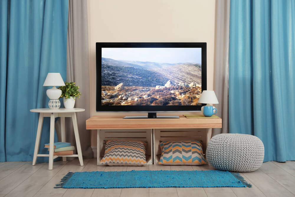 部屋の中にテレビが置かれている