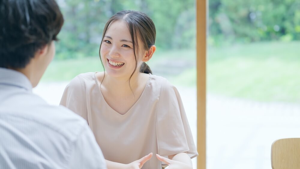 笑顔で話を聞く男性