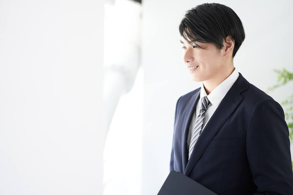 笑顔のスーツの男性