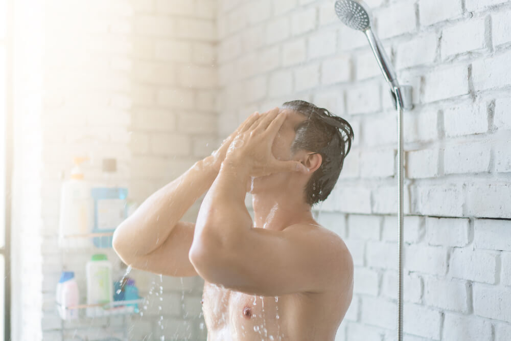 体を洗う男性