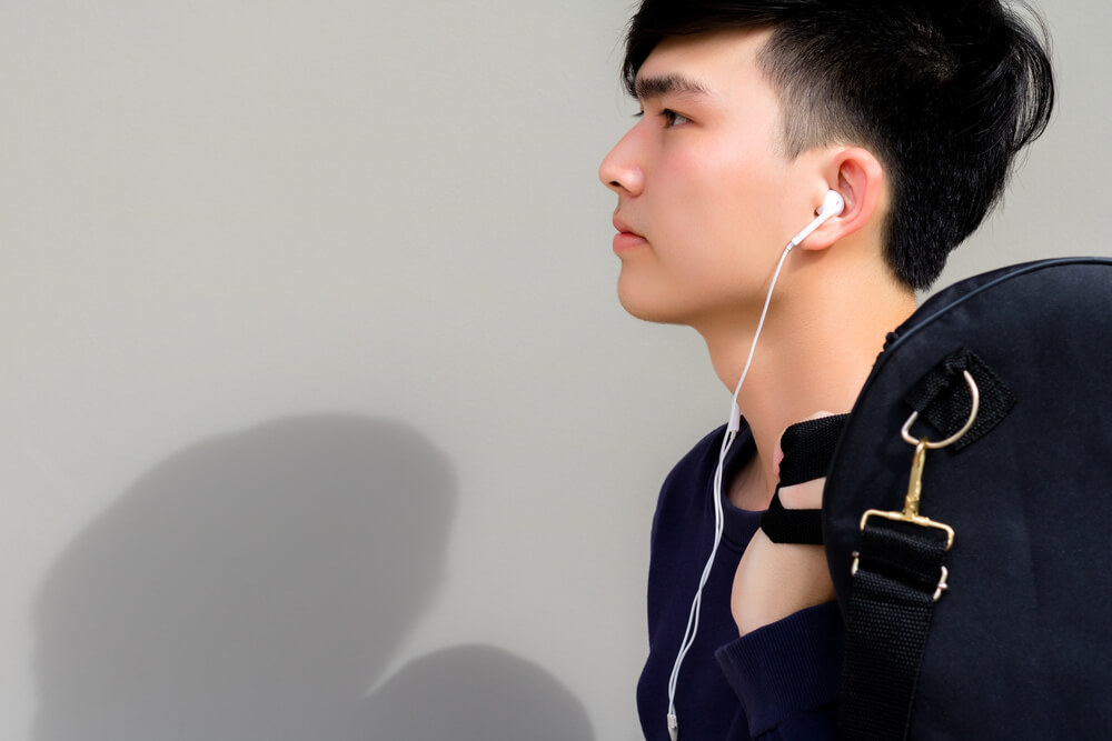 イヤホンで音楽を聴く男性