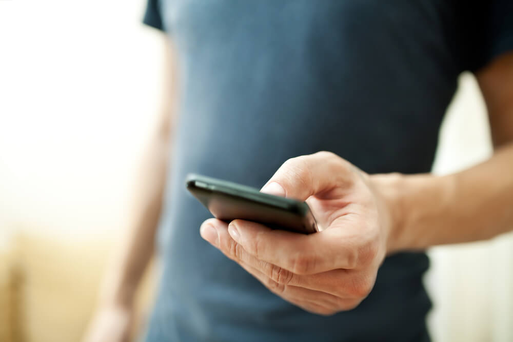 スマホを使う男性