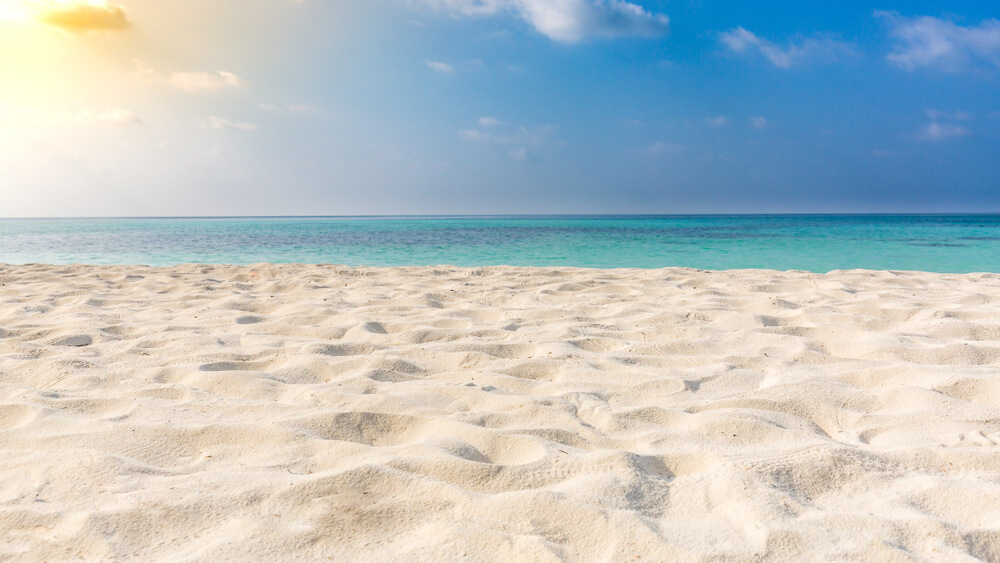 夏の浜辺に刺す日差し