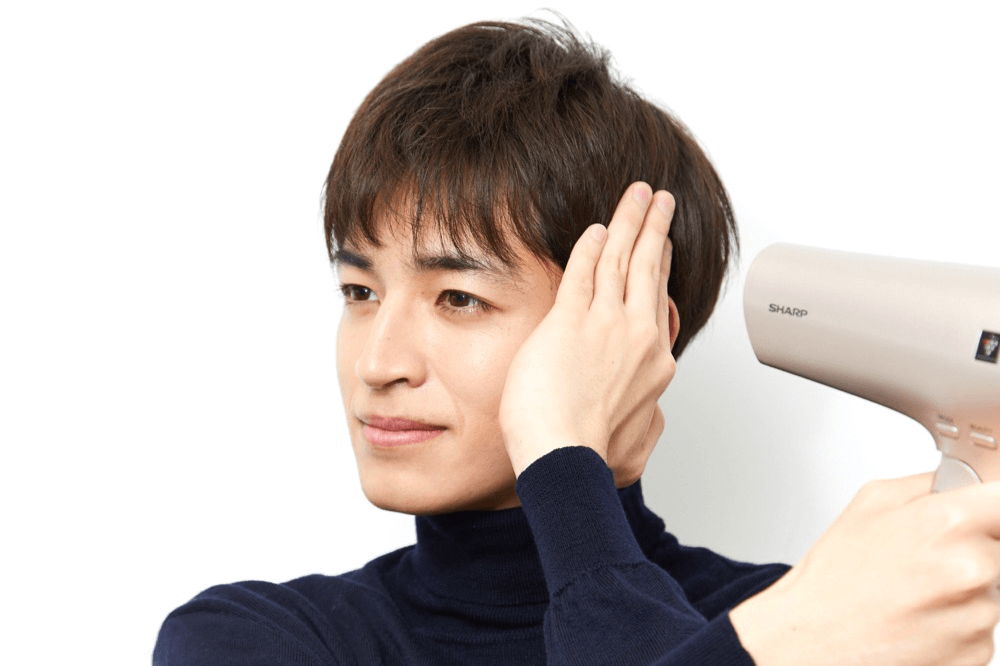 スタイリング前にドライヤーを使ってサイドを乾かす方法